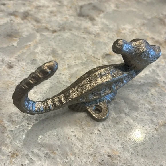 Seahorse Antique style cast iron wall mounted hardware. Sprayed in gold. - Picture 4 of 5